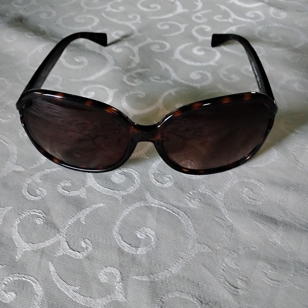 Coach sunglasses With Cleaning Cloth